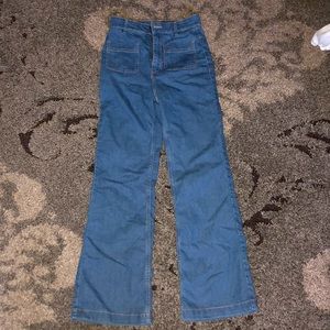 women’s bell-bottom jeans with pockets!